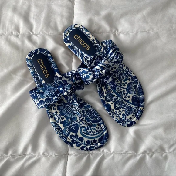 Chico’s Navy Paisley Print Knotted Thong Sandals - Picture 6 of 7